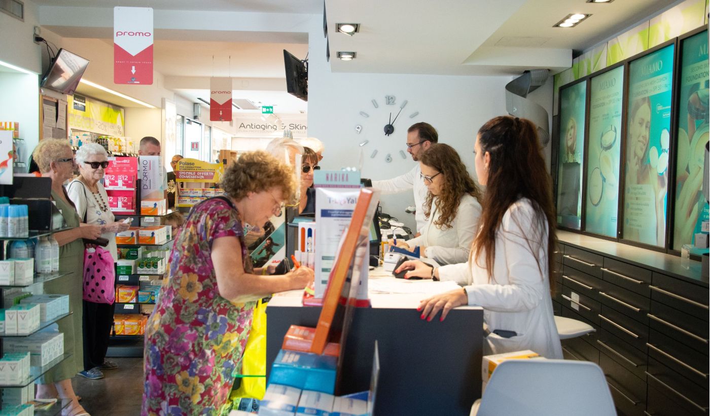 Scaffali e interni Farmacia Vecco Torino