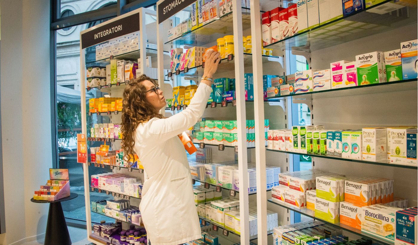 Scaffali e interni Farmacia Vecco Torino